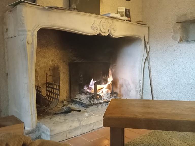 La cheminée du gîte vous offre le confort du foyer durant l'hiver