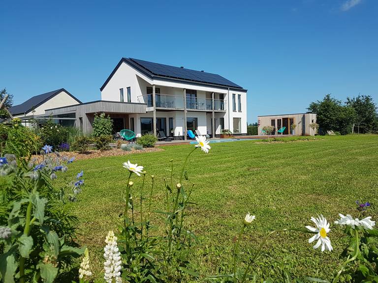 La Chabetaine - jardin - piscine avec terrasse mobile - balcon plein sud