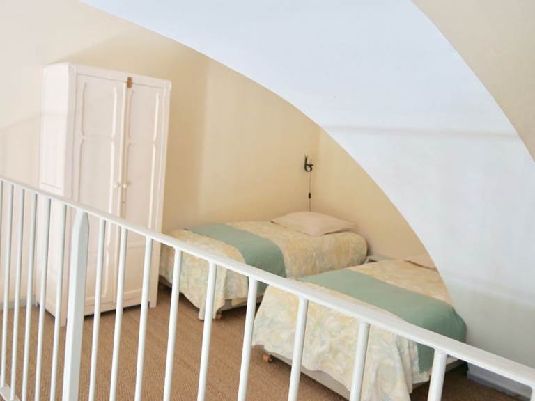 Les lits pour les enfants sur la mezzanine dans la chambre d'hôtes Verveine à la Rougeanne à Carcassonne, Canal du Midi en Pays Cathare