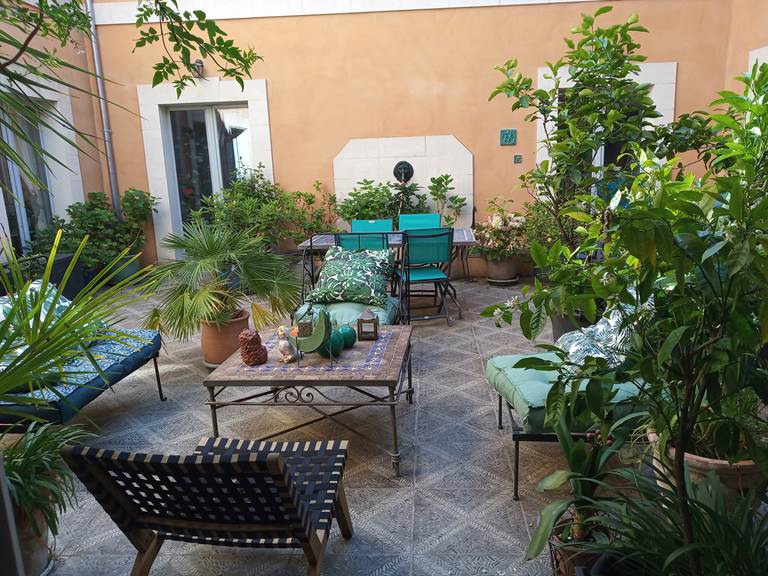 vue de la chambre sur le patio