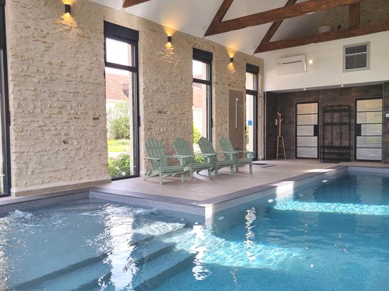 Exclusivité d'hiver : La Piscine intérieure chauffée dans la grange et sa zone spa - Domaine des Cyclamens