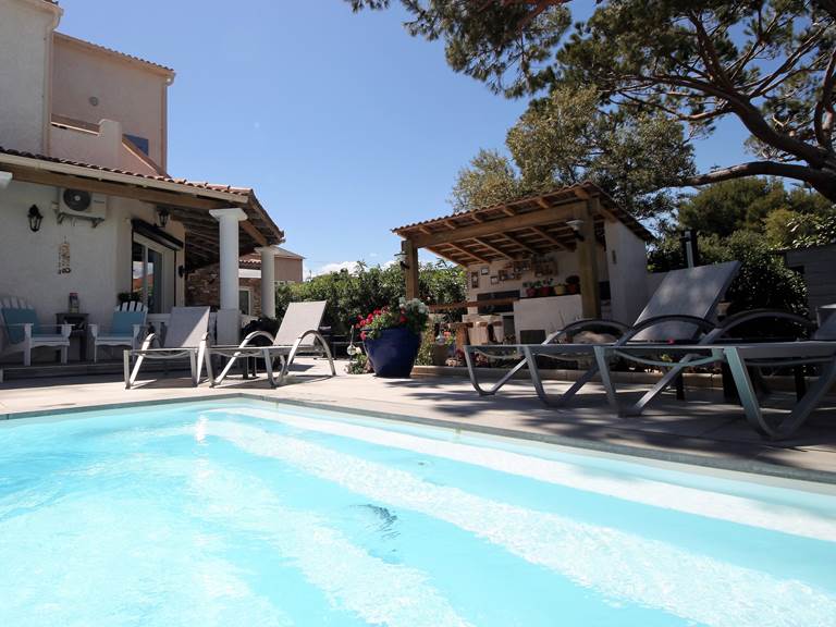 Autre vue de la piscine à la Residence Appart Bleu Azur  Saint Florent en Corse