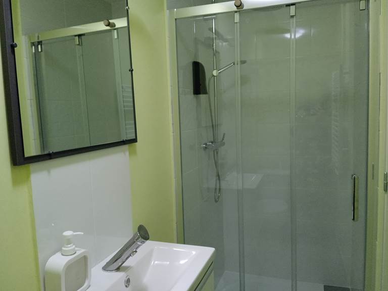 salle d'eau chambre 1 au rez-de-chaussée