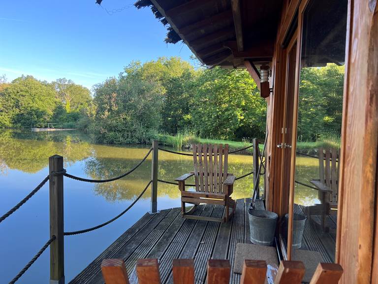 terrasse cabane sur l'eau