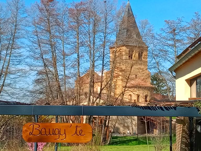 Vue sur l'église clunisienne du village depuis le jardin