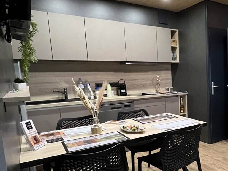 Cuisine équipée du houseboat avec rangements et électroménager, idéale pour séjour autonome sur le canal du Rhône à Sète.