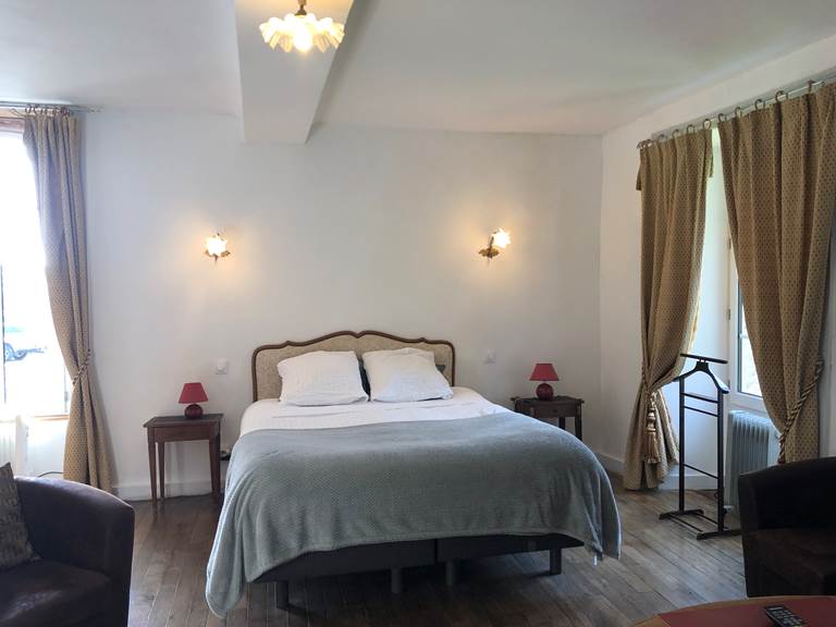 un lit queen size 160 x 200