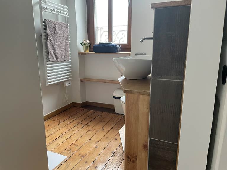 Photo de la  salle de bain de la Chambre Suisse - Chambres d'hôtes La Grange Richard à Dinsac