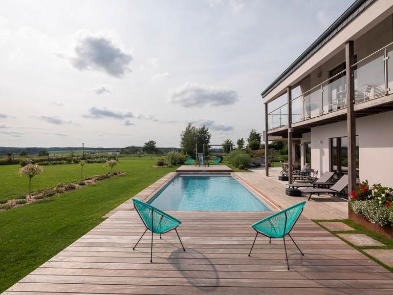 La piscine et le jardin à  la Chabetaine