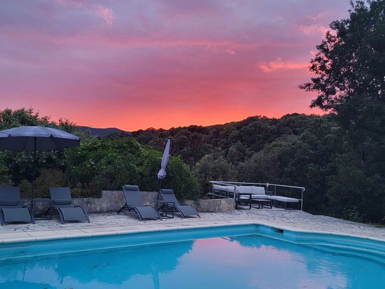 vue-montagne-crepuscule-piscine-domaine-cardu-corse.jpg