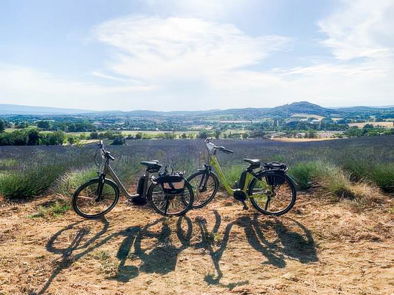 Vélos électriques devant paysage provençal