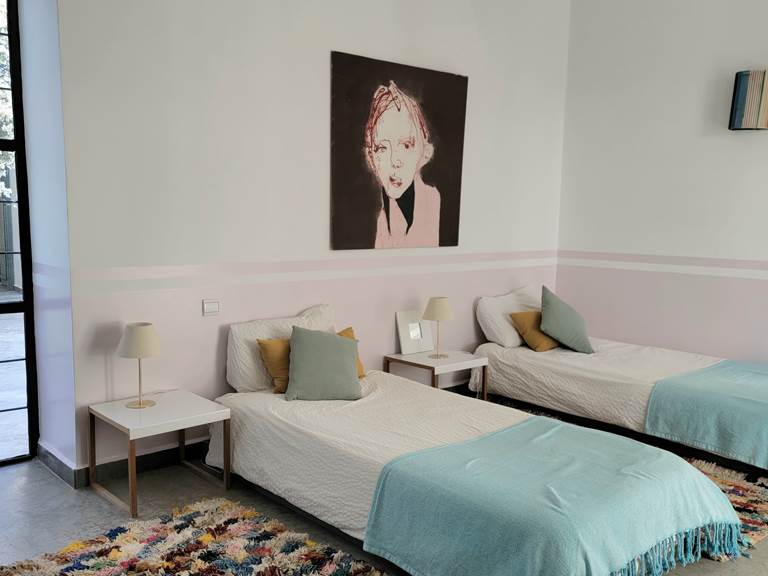 La chambre 2 propose des lits Twins, salle de bain indépendante