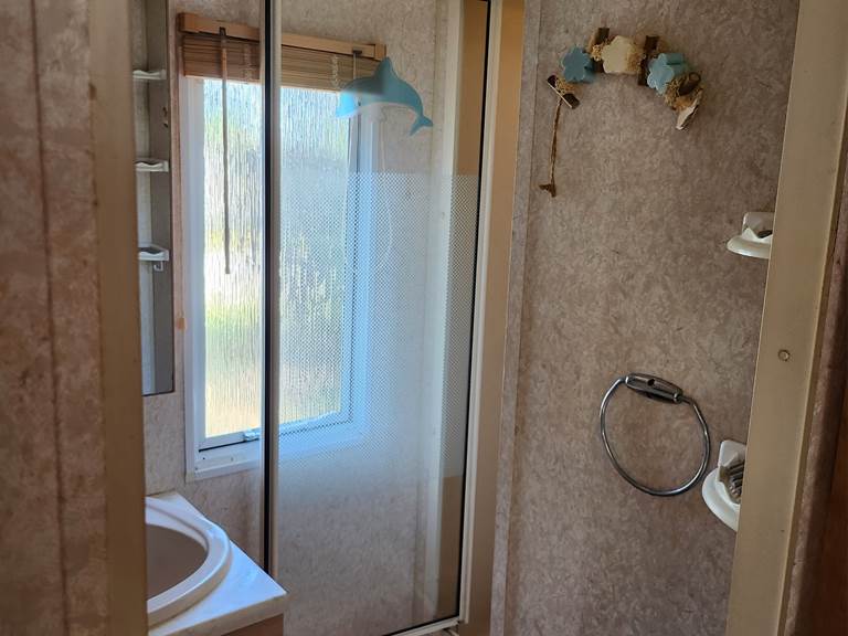 vue générale salle de bain MOBIL-HOME DE PROPRIETAIRE 38