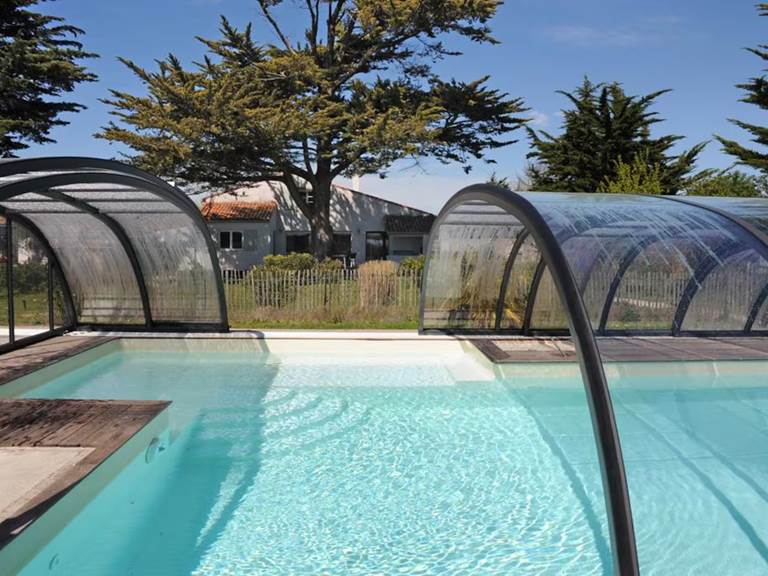 Logis-Les-Trois-Moulins-Ile-de-Ré-piscine-extérieure-couverte