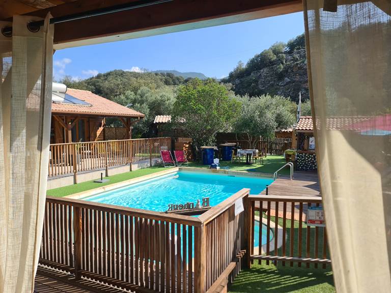 vue piscine depuis l'appartement Tavignanu