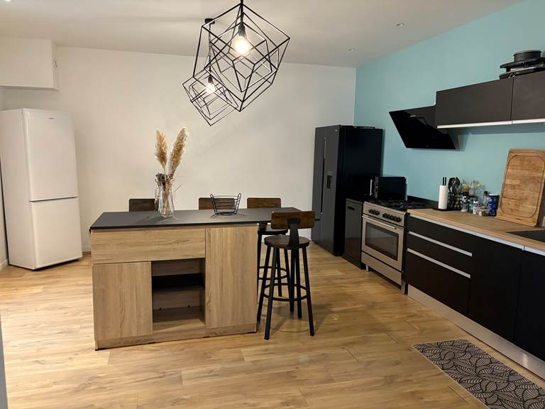 cuisine-ouverte-coin-repas-gite-le-lijaly-bournezeau-vendee-famille-vacances-nature.jpg