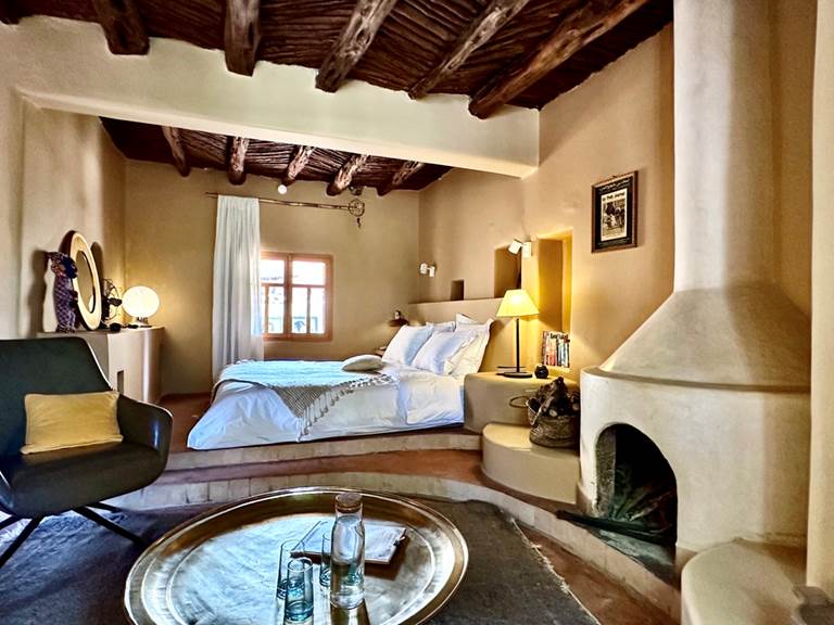 Chambre principale depuis le salon de la suite