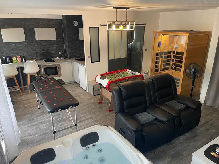 Sauna, jacuzzi, table de jeux, table de massage, fauteuils massants, ..