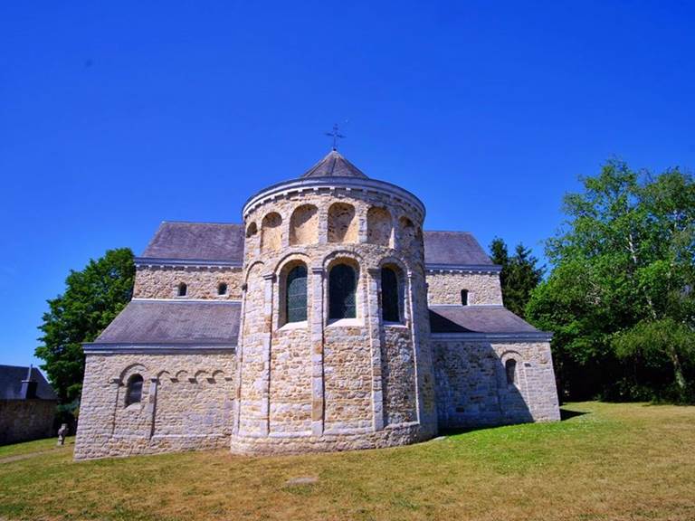 L'église de Xhignesse vue de côté