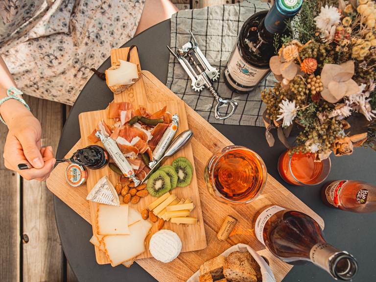 Planche apéro à partager dans le confort de votre terrasse