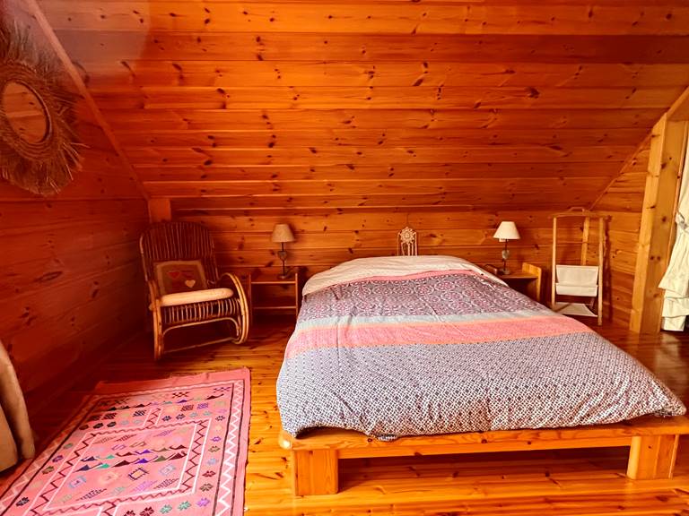 LES CHALETS DU ROCHER - Nid de la Bergeronnette - Gîte Mélèze - Un lit double et un lit bébé