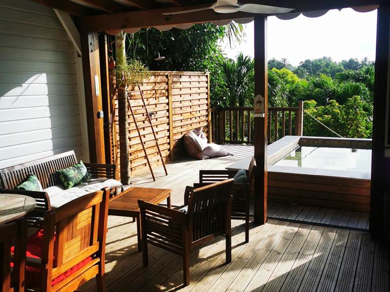 gite-horizon-balisiers-espace-repas-terrasse-bois