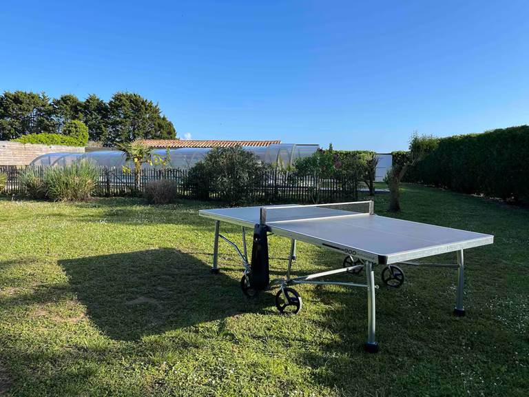 Logis-Les-Trois-Moulins-Ile-de-Ré-jardin-ping-pong