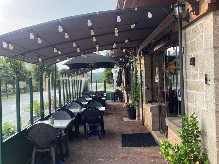 la terrasse du restaurant le Bois de l'etang proche de vassivière