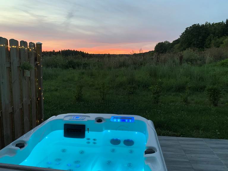 Jacuzzi avec vue sur la nature.–chambre Fontainebleau