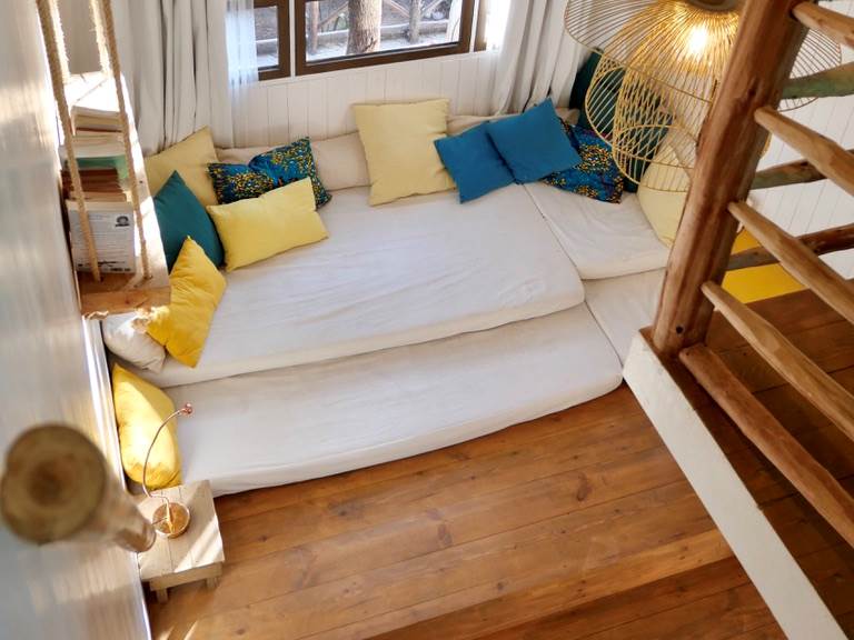 Empruntons l'échelle pour accéder à la seconde chambre de la Suite Taabiha