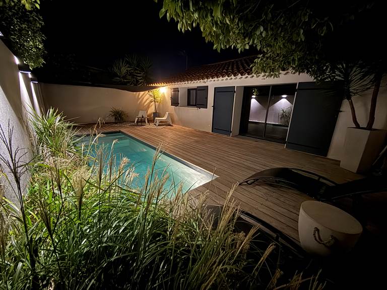 Soirée provençale au bord de la piscine illuminée – calme garanti