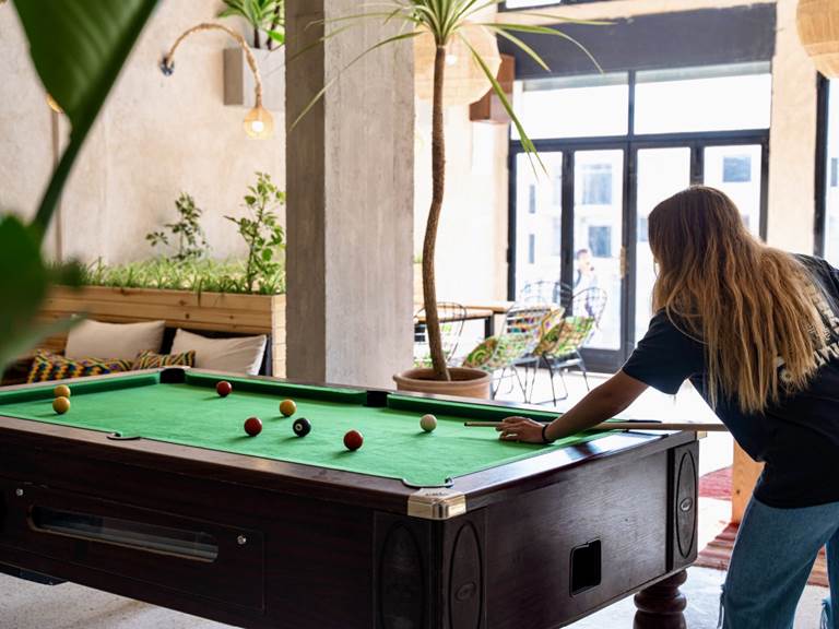 fille qui joue au billard