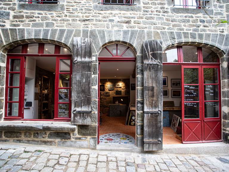 Juste en bas de l’immeuble, un atelier d’art vous ouvre ses portes : l’occasion de rencontrer un artisan mosaïste local et de vous initier à cet art délicat le temps d’une visite ou d’un atelier