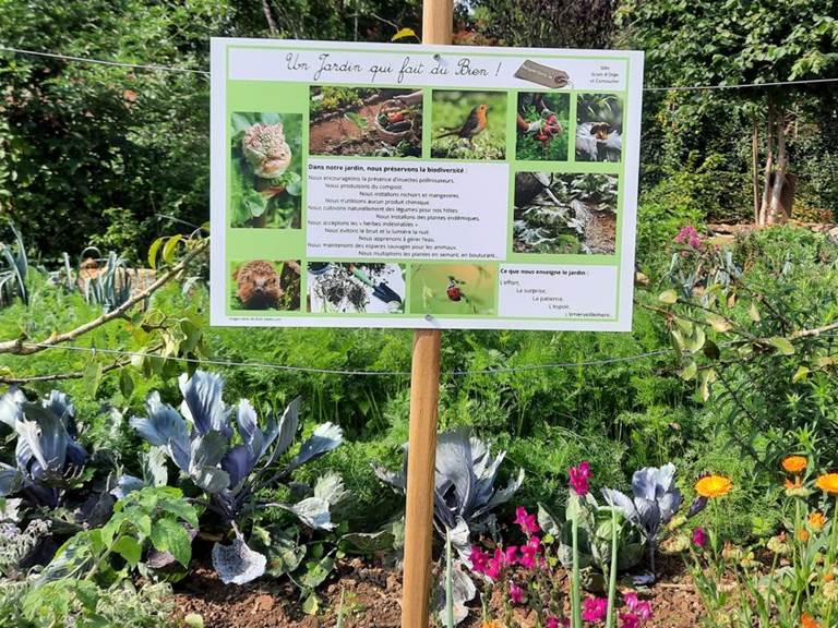 Un panneau dans le jardin, pour sensibiliser à la biodiversité