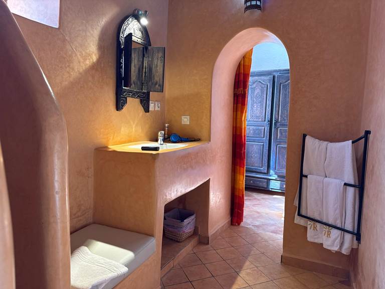 riad-eucalyptus-salle-de-bain-tadelakt-peche-miroir-artisanat-gallery