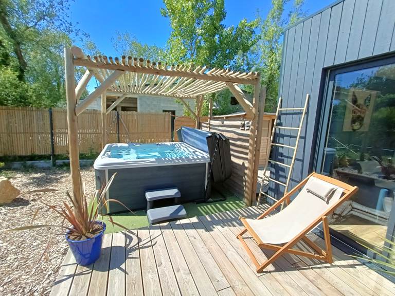 terrasse avec pergola bioclimatique et bains de soleil