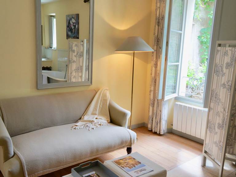 Chambre Acanthe avec coin salon aux chambres d'hôtes la Rougeanne près de Carcassonne dans l'Aude