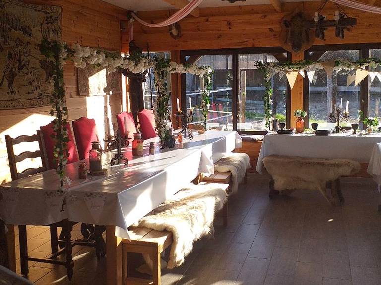 Auberge cuisine, salon avec jeux médiévaux et sociétés et la salle du roi