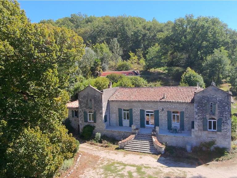 facade-maison-caractere-la-salamandre-lauzerte-quercy-blanc