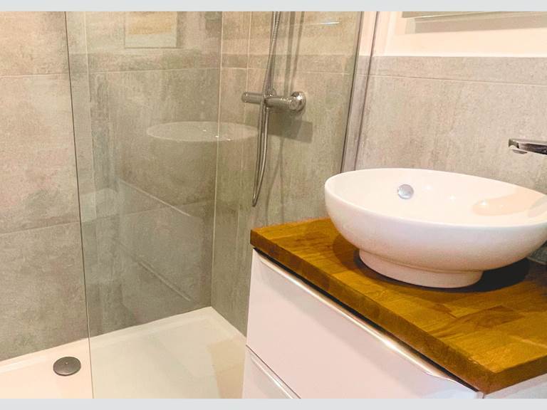 Salle d’eau du studio – Confort et modernité au cœur du village Douche vitrée, vasque design et ambiance zen pour un séjour tout en douceur à La Flotte, Île de Ré.