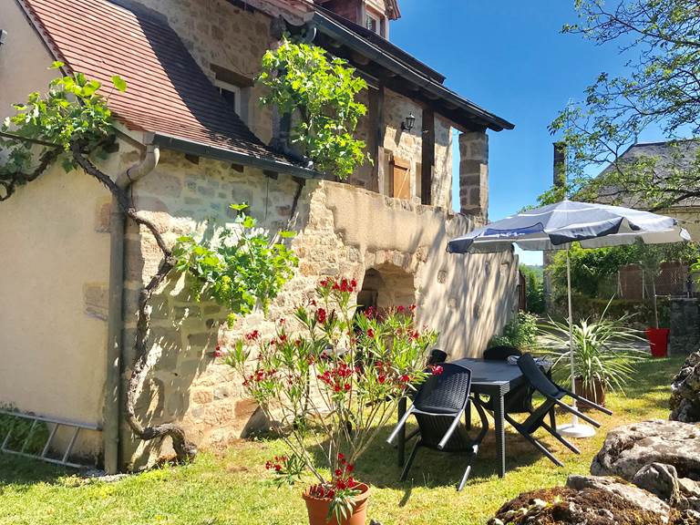 Espace extérieur avec salon de jardin et barbecue