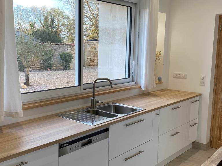 La cuisine avec vue sur le jardin privatif