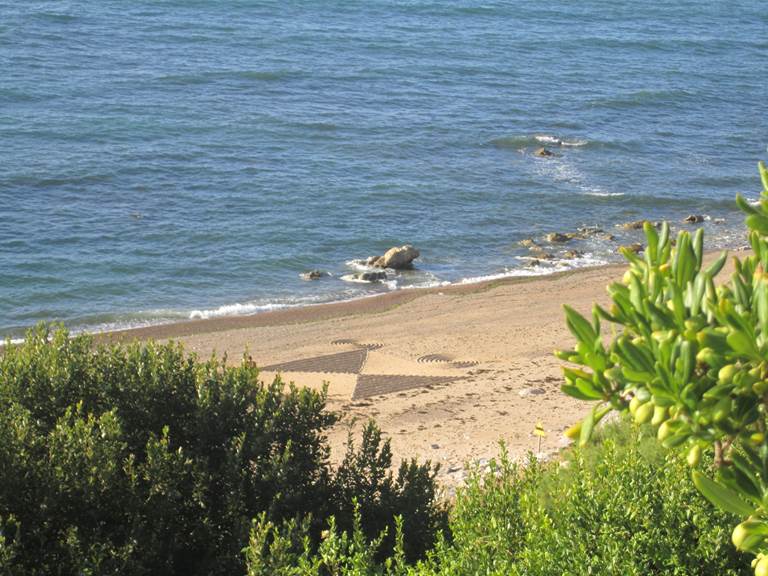 un artiste est passé à marée basse sur la plage...