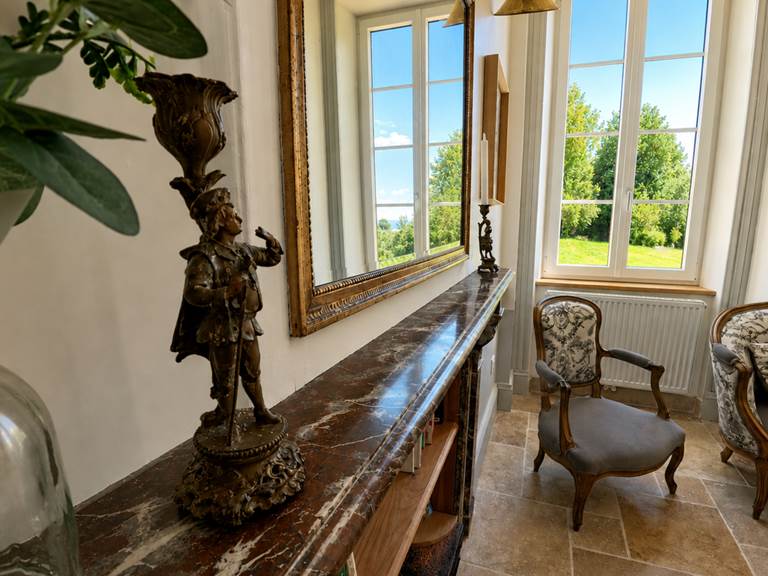 Salon lumineux avec vue sur les montagnes du Bugey