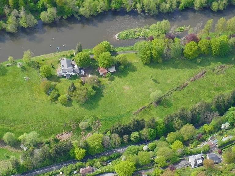 Luchtfoto van de ecolodge en het omliggende Ardense landschap aan de Amblève