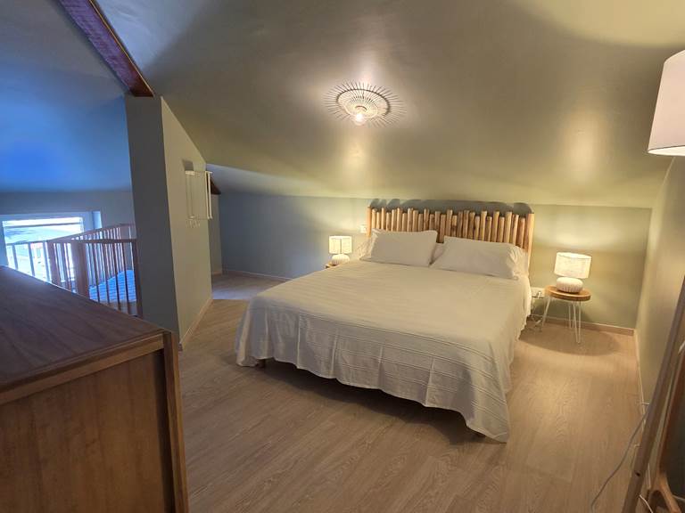 Chambre parentale avec lit bébé
