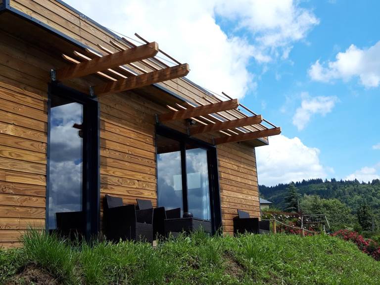 Hameau les 3 châtaignes ; chalet village vue terrasse