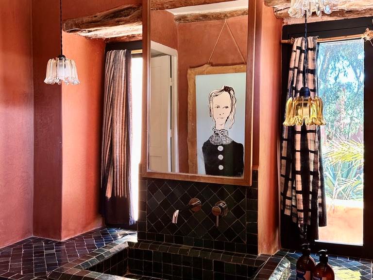 Passons maintenant à la salle de bain ou le doux mélange des matériaux continue! Au mur, un oeuvre de Laurent Godard, réalisée dans l'atelier de Baoussala.