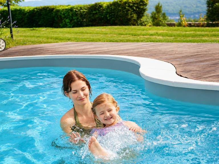 Piscine avec vue sur les montagnes du Bugey