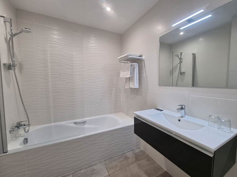 salle de bain grande baignoire